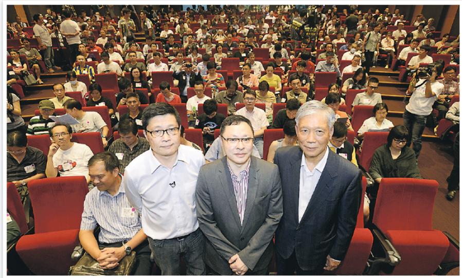 佔領中環3名發起人陳健民(前排左起)、戴耀廷及朱耀明,自發起佔中後備受壓力,昨日3人發起約700人參與首場商討日,令運動進入組織裝備期的新階段,他們表明無懼打壓,強調佔中成功指標是要爭取到符國際標準的普選。(余俊亮攝)佔中運動昨日舉行首次商討日,逾600名獲邀佔中支持者分成40小組,每組10多人商討佔中有可能面對或需要解決的問題,大會將各小組的討論結果歸納成佔中需加強宣傳等七大議題,圖為其中一小組的討論情况。另外,同時亦有95名普通市民獲隨機抽樣出席商討日。(盧翊銘攝) 佔領中環3名發起人陳健民(前排左起)、戴耀廷及朱耀明,自發起佔中後備受壓力,昨日3人發起約700人參與首場商討日,令運動進入組織裝備期的新階段,他們表明無懼打壓,強調佔中成功指標是要爭取到符國際標準的普選。(余俊亮攝)佔中運動昨日舉行首次商討日,逾600名獲邀佔中支持者分成40小組,每組10多人商討佔中有可能面對或需要解決的問題,大會將各小組的討論結果歸納成佔中需加強宣傳等七大議題,圖為其中一小組的討論情况。另外,同時亦有95名普通市民獲隨機抽樣出席商討日。(盧翊銘攝)
