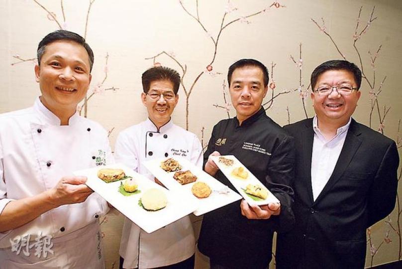 旅發局將帶3個米芝蓮名廚麥桂培(左起)、鄭錦富及曾超烈赴美宣傳,屆時會烹調9款港式美食供400個貴賓享用,又會開工作坊教做簡單點心。右為旅發局總幹事劉鎮漢。(周婷攝) 旅發局將帶3個米芝蓮名廚麥桂培(左起)、鄭錦富及曾超烈赴美宣傳,屆時會烹調9款港式美食供400個貴賓享用,又會開工作坊教做簡單點心。右為旅發局總幹事劉鎮漢。(周婷攝)