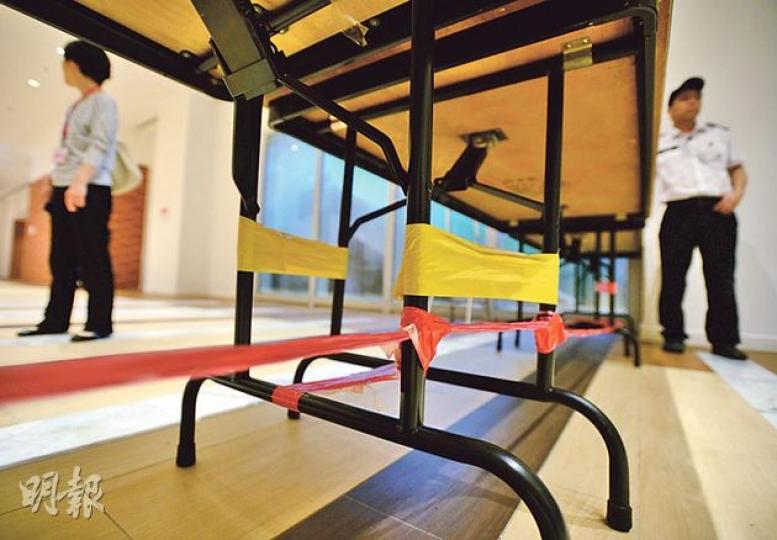 和平佔中嘅首個「防線」用齊膠紙、索帶同尼龍繩綁實枱腳,以防示威者衝擊,有人笑言似足電影《孤星淚》入面嘅路障。(盧翊銘攝)佔中義工陳玉峰(右)噚日負責應對傳媒,不停將最新消息以WhatsApp群組發放畀記者。(余俊亮攝) 和平佔中嘅首個「防線」用齊膠紙、索帶同尼龍繩綁實枱腳,以防示威者衝擊,有人笑言似足電影《孤星淚》入面嘅路障。(盧翊銘攝)佔中義工陳玉峰(右)噚日負責應對傳媒,不停將最新消息以WhatsApp群組發放畀記者。(余俊亮攝)