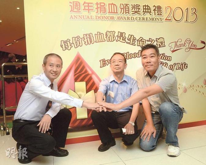 工程師黃啟堅(右)去年患上罕有的急性血小板病,引發急性胰臟炎、腎及肝衰竭,最終接受逾千人次捐出的血漿作換血治療,才挽回一命。左為黃啟堅的主診醫生、聯合醫院內科及老人科副顧問醫生連錫營,中是捐血給他的黃永堅。(陳淑安攝) 工程師黃啟堅(右)去年患上罕有的急性血小板病,引發急性胰臟炎、腎及肝衰竭,最終接受逾千人次捐出的血漿作換血治療,才挽回一命。左為黃啟堅的主診醫生、聯合醫院內科及老人科副顧問醫生連錫營,中是捐血給他的黃永堅。(陳淑安攝)