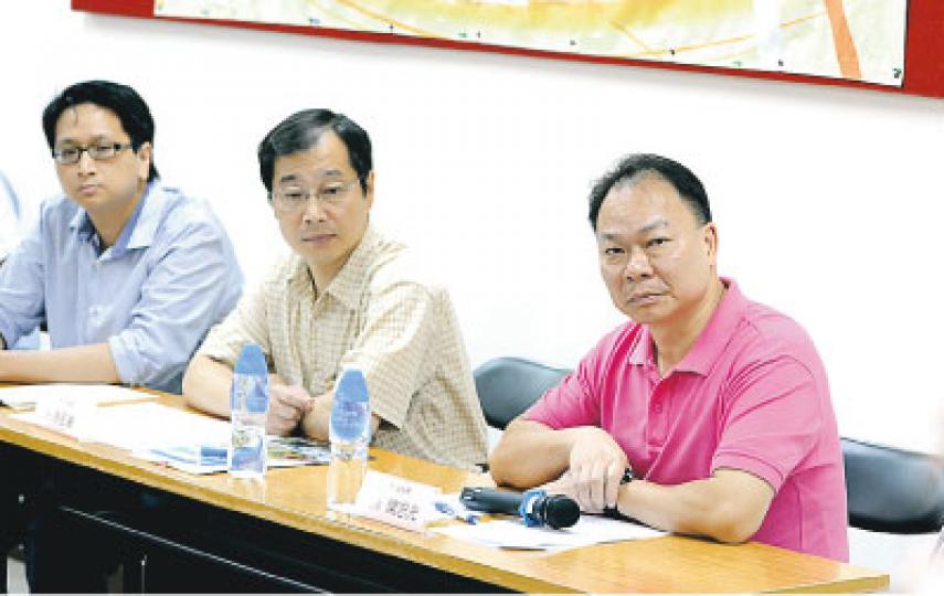 政府人員協會昨舉行記者會,不少政府員工出席,對現時建議的加薪指標表示強烈不滿。協會主席孫名峯(中)稱,若政府維持原有加幅,協會將研進一步行動。左為工聯會立法會議員鄧家彪,右為協會副主席陳志光。(尹錦恩攝) 政府人員協會昨舉行記者會,不少政府員工出席,對現時建議的加薪指標表示強烈不滿。協會主席孫名峯(中)稱,若政府維持原有加幅,協會將研進一步行動。左為工聯會立法會議員鄧家彪,右為協會副主席陳志光。(尹錦恩攝)