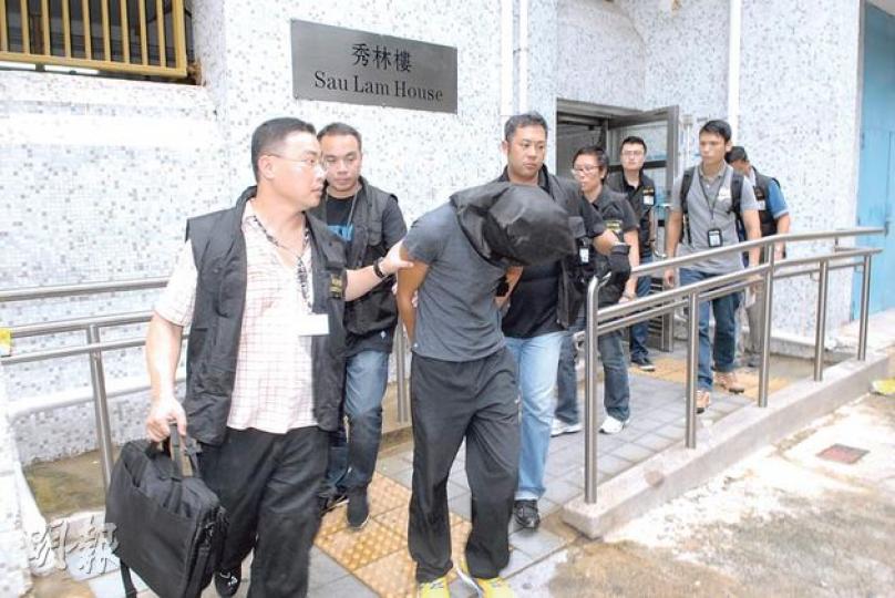 警方揭發有人透過微信或互聯網利誘少女賣淫,昨日將涉案主犯押返將軍澳翠林邨寓所搜查。(伍浦鋒攝) 警方揭發有人透過微信或互聯網利誘少女賣淫,昨日將涉案主犯押返將軍澳翠林邨寓所搜查。(伍浦鋒攝)