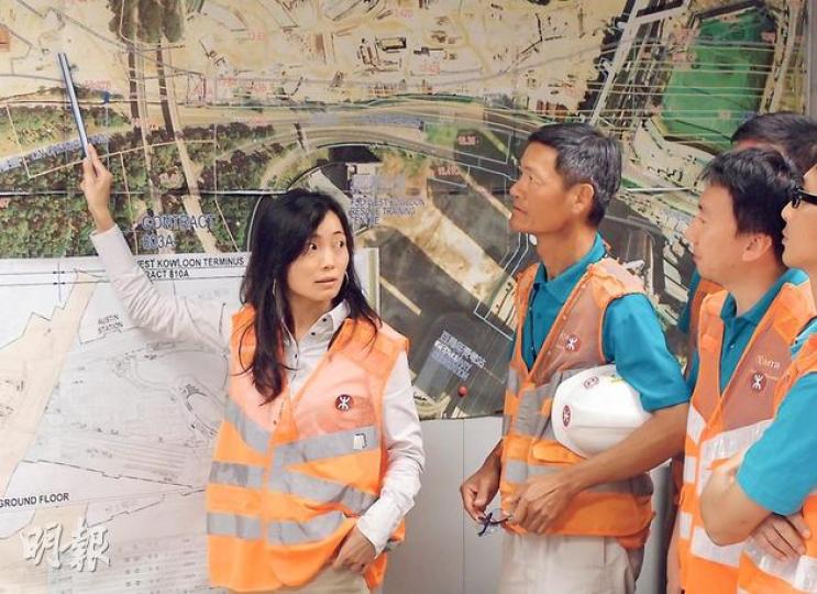 港鐵女建造經理梁寶寶(左)負責高鐵線(由文華新村到奧海城)的隧道部分,她與下屬常開「吹水會」,下屬亦非常擁戴她,可見她管理有方。 (姚文基攝)港鐵女建造經理王玉媚指着她負責的沙中線(鑽石山至啟德段)隧道地點,外表斯文的她會落手落腳到工地巡視。(姚文基攝) 港鐵女建造經理梁寶寶(左)負責高鐵線(由文華新村到奧海城)的隧道部分,她與下屬常開「吹水會」,下屬亦非常擁戴她,可見她管理有方。 (姚文基攝)港鐵女建造經理王玉媚指着她負責的沙中線(鑽石山至啟德段)隧道地點,外表斯文的她會落手落腳到工地巡視。(姚文基攝)