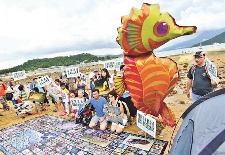守護龍尾大聯盟成員昨帶同橫額及巨型海馬氣球到龍尾,表示反對興建人工泳灘,並觀察當地環境,預備稍後紮營,阻止承辦商動工。(鄧宗弘攝) 守護龍尾大聯盟成員昨帶同橫額及巨型海馬氣球到龍尾,表示反對興建人工泳灘,並觀察當地環境,預備稍後紮營,阻止承辦商動工。(鄧宗弘攝)