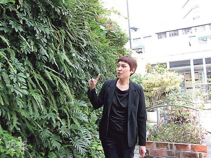 晶苑集團總經理趙玉燁說,該集團位於觀塘工業區的總部天台大量綠化,又設有廚餘機,員工可將吃剩的廚餘堆肥,用來栽種植物。(馬耀森攝) 晶苑集團總經理趙玉燁說,該集團位於觀塘工業區的總部天台大量綠化,又設有廚餘機,員工可將吃剩的廚餘堆肥,用來栽種植物。(馬耀森攝)