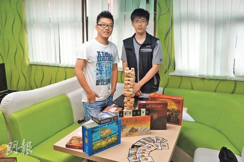 「我們是『港漂』,我們年輕,充滿激情,想要開創自己的一片天。」昶華(右)和世亮在漂遊家的官方網站上如此寫道。(杜婧攝) 「我們是『港漂』,我們年輕,充滿激情,想要開創自己的一片天。」昶華(右)和世亮在漂遊家的官方網站上如此寫道。(杜婧攝)