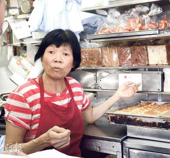 豪華餅店為九龍城衙前圍道的近40年老舖,負責人周太表示,舊機場搬走後市况大不如前,現在平日多做街坊生意,日後郵輪會否帶來遊客仍需觀察。(陳淑安攝) 豪華餅店為九龍城衙前圍道的近40年老舖,負責人周太表示,舊機場搬走後市况大不如前,現在平日多做街坊生意,日後郵輪會否帶來遊客仍需觀察。(陳淑安攝)