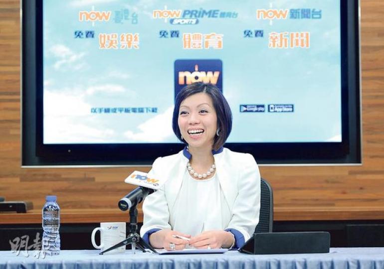 電盈電視及新媒體業務董事總經理李凱怡昨出席記者會,沒明言反對2015年才發免費牌。(尹錦恩攝)(明報製圖) 電盈電視及新媒體業務董事總經理李凱怡昨出席記者會,沒明言反對2015年才發免費牌。(尹錦恩攝)(明報製圖)