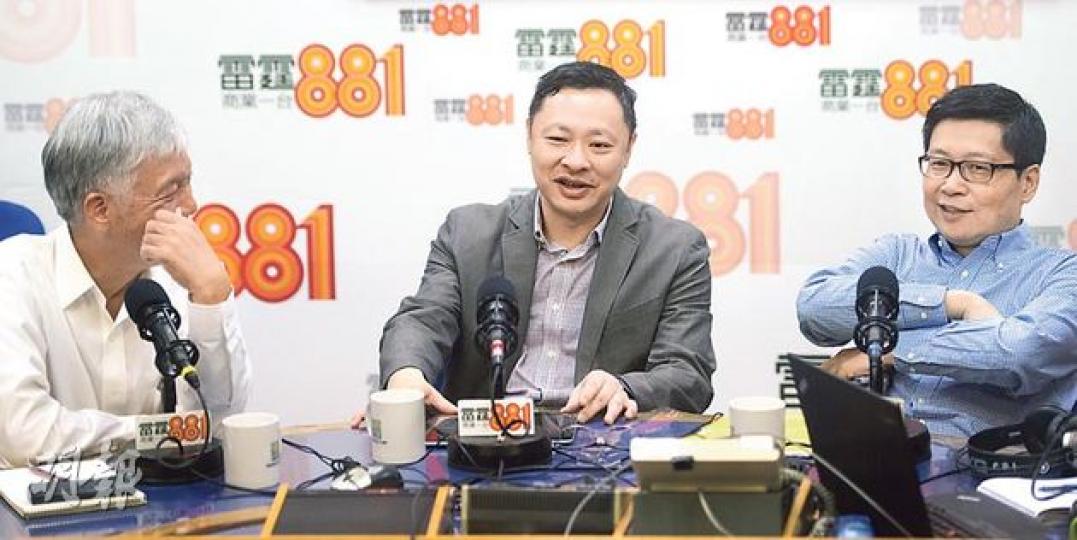 佔中三子陳健民(右起)、戴耀廷及朱耀明昨日接受電台訪問,陳健民稱特首梁振英前日對佔中的批評,或預示政府將會對佔中暴力清場。(黃志東攝) 佔中三子陳健民(右起)、戴耀廷及朱耀明昨日接受電台訪問,陳健民稱特首梁振英前日對佔中的批評,或預示政府將會對佔中暴力清場。(黃志東攝)