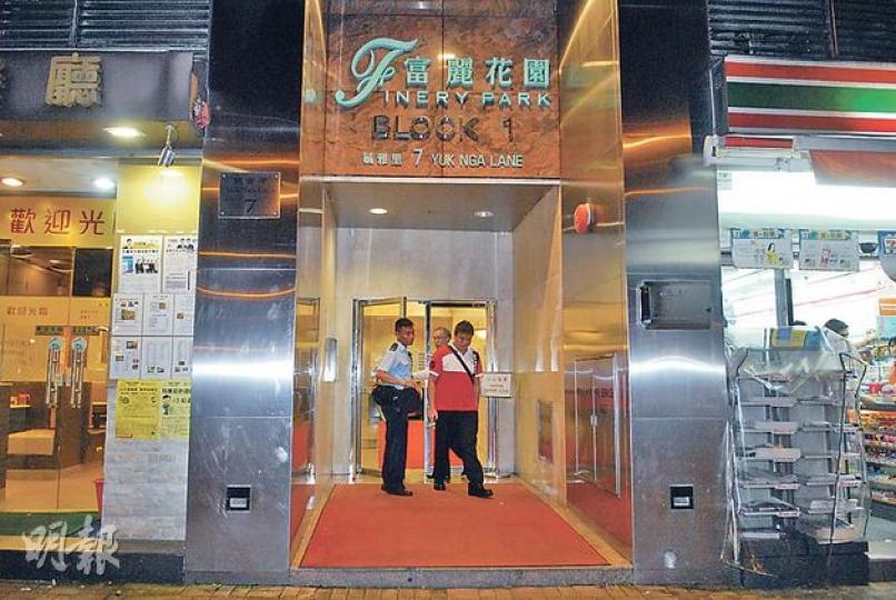 一對中年男女疑因欠債,在將一對情侶疑因欠債,在將軍澳富麗花園單位內燒炭死亡,大批警員趕至調查。(伍浦鋒攝) 一對中年男女疑因欠債,在將一對情侶疑因欠債,在將軍澳富麗花園單位內燒炭死亡,大批警員趕至調查。(伍浦鋒攝)
