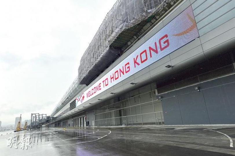郵輪碼頭受早前在黑色暴雨下水浸,部分地磚水漬一直未乾,政府曾指有需要會更換。本報記者昨發現,碼頭大樓內部分地磚不全,但未知該處會否開放予旅客。(明報記者攝)
郵輪碼頭受早前在黑色暴雨下水浸,部分地磚水漬一直未乾,政府曾指有需要會更換。本報記者昨發現,碼頭大樓內部分地磚不全,但未知該處會否開放予旅客。(明報記者攝)