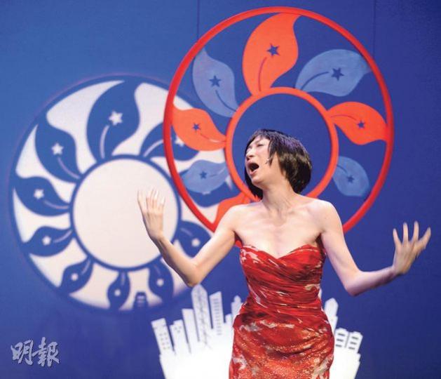 陳淑莊talk show《講女烈傳貳之出得嚟環》今日首演,佢噚日以低胸連身裙現身傳媒優先招待場。平時密密實實嘅佢,預告話喺話劇中7分鐘歌舞環節末段,將會比噚日著得更少布咁講。(余俊亮攝)
陳淑莊talk show《講女烈傳貳之出得嚟環》今日首演,佢噚日以低胸連身裙現身傳媒優先招待場。平時密密實實嘅佢,預告話喺話劇中7分鐘歌舞環節末段,將會比噚日著得更少布咁講。(余俊亮攝)