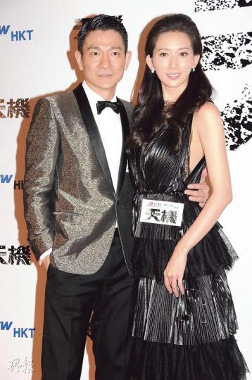 劉德華與林志玲應要求來個「愛的抱抱」,相信台下不少粉絲恨得牙癢癢。(攝影:孫華中)
劉德華與林志玲應要求來個「愛的抱抱」,相信台下不少粉絲恨得牙癢癢。(攝影:孫華中)