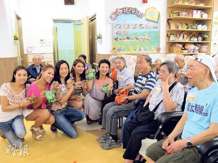 「仁美清叙」主席黎燕珊與會員黎若清、黃景珍、程瑤及張加慧一起到長者日間護理中心探訪,與一眾長者歡度佳節。(攝影/記者:魏幼芳)
「仁美清叙」主席黎燕珊與會員黎若清、黃景珍、程瑤及張加慧一起到長者日間護理中心探訪,與一眾長者歡度佳節。(攝影/記者:魏幼芳)