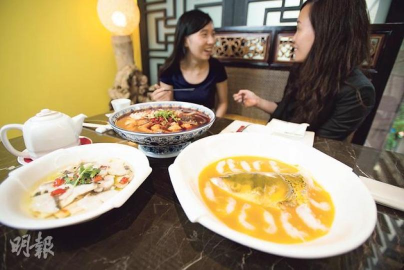 水煮牛肉 $138/半份;$208/份(4★)--▲用上澳洲和牛的金錢牛腱肉,肉味豐腴,配合四川地道青花椒、紅花椒造的紅油,非常過癮。(黃志東攝)
水煮牛肉 $138/半份;$208/份(4★)--▲用上澳洲和牛的金錢牛腱肉,肉味豐腴,配合四川地道青花椒、紅花椒造的紅油,非常過癮。(黃志東攝)