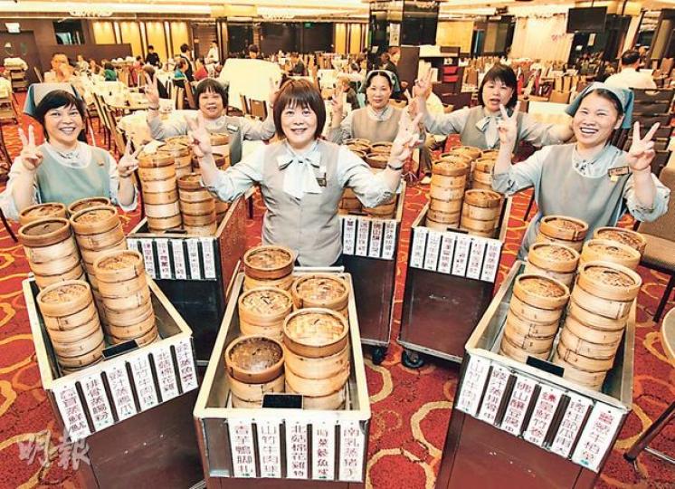 推點心車女工王菊香(前中)笑言推點心也講技巧,最重要是增加人與人溝通機會,例如替老人家將點心剪碎以更易入口,是現今劃點心紙難以取代。(李紹昌攝) 推點心車女工王菊香(前中)笑言推點心也講技巧,最重要是增加人與人溝通機會,例如替老人家將點心剪碎以更易入口,是現今劃點心紙難以取代。(李紹昌攝)