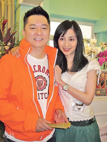 譚小環老公入股手作店贈給太太,兩夫婦昨日新店開張大曬恩愛。(攝影/記者﹕柯美) 譚小環老公入股手作店贈給太太,兩夫婦昨日新店開張大曬恩愛。(攝影/記者﹕柯美)