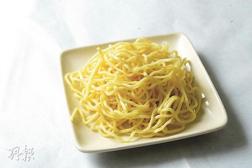 油麵（$10/斤，a）（陳淑安攝）蕎麥麵（$38/斤，a）。〔菠菜麵、南瓜麵、新鮮番茄麵、(各$42/斤，a)〕（陳淑安攝）Calabresi pasta with fresh Italian sausage ragout﹕新鮮意大利肉腸味道濃香，為Calabresi添上幾分惹味。（$115，c）（陳淑安攝）雲吞生麵 - 順發粉麵店採用有記出產的粉麵，除順發外，有記還供貨給本地多間食肆、五星級酒店及主題樂園。（$21，b）（陳淑安攝）生麵（$19/斤，a）（陳淑安攝）上海麵 - 只有麵粉和水，麵