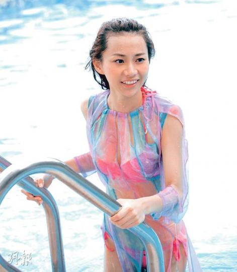 楊愛瑾穿著三點式卻外穿彩色紗裙，變身「七彩蝦條姐姐」。（微博圖片）不懂泳術的楊愛瑾漸漸放鬆後，才放膽在水中嘗試擺出不同動作。（微博圖片）
