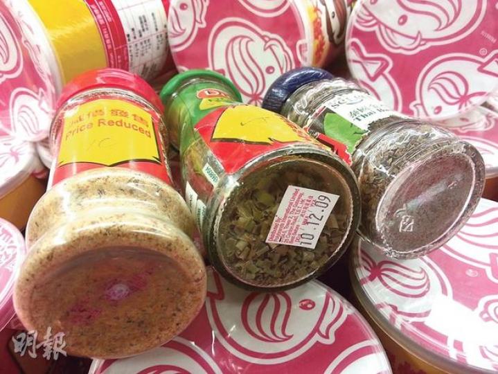 黃埔百佳以特價出售5件過期2至3年的食品，其中過期3年的Ducros牌真空蝦夷葱（中），貼上減價發售招紙，標價5元，是原價的一折。（鄧宗弘攝）黃埔百佳一款苦橙味果醬到期日為去年12月，過期品售17元，較原價33.9元平一半。（鄧宗弘攝）紅磡居民鄧婆婆說，黃埔百佳過去曾出售過過期食物，她購物前會多加留意到期日。（鄧宗弘攝）