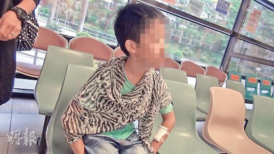 伸手入夾糖機內取糖致小手被卡住的男童，由消防協助將小手拔出，送院治理後左手前臂貼上紗布，並無大礙。（林智傑攝）男童將手伸進夾糖機的出糖口（箭嘴示）時被卡着，要消防到場拯救。圖為涉事夾糖機。（周翠怡攝）