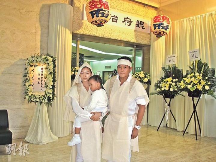 魏駿傑與太太和女兒一身素服,為亡母設靈。(攝影/記者﹕柯美) 魏駿傑與太太和女兒一身素服,為亡母設靈。(攝影/記者﹕柯美)