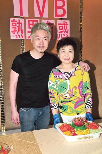 李思捷前晚出動媽咪大顯廚藝,炮製4款菜式配合「熟男」角色。(攝影﹕梁迺楠)王君馨承認自備三點式拍攝。(攝影﹕梁迺楠)郭晉安指《熟》劇播出後,為他帶來不少掙外快機會。(攝影﹕梁迺楠) 李思捷前晚出動媽咪大顯廚藝,炮製4款菜式配合「熟男」角色。(攝影﹕梁迺楠)王君馨承認自備三點式拍攝。(攝影﹕梁迺楠)郭晉安指《熟》劇播出後,為他帶來不少掙外快機會。(攝影﹕梁迺楠)