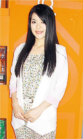龍小菌為補習社擔任「星級導師」,自言貪心,又想教書又想唱歌。(攝影/記者﹕楊安莉) 龍小菌為補習社擔任「星級導師」,自言貪心,又想教書又想唱歌。(攝影/記者﹕楊安莉)