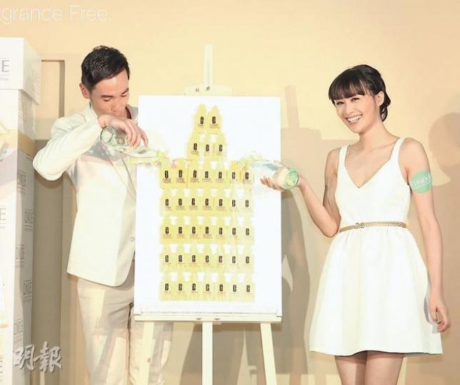 陳豪與法拉於活動上一展獨特「海綿魔法」秘技,看得嘉賓大拍手掌。(攝影:梁碧玲)品牌送上99枝BB版的潤膚露祝賀陳豪新婚之喜,寓意夫妻長長久久,令阿Mo大感驚喜!(攝影:梁碧玲)(左起)曹敏寶及周美欣均以粉色打扮出席活動,反令身旁的張洺華更顯突出,共同點當然是三位都有白滑肌膚。(攝影:梁碧玲)活動上有藝術家駐場,以水彩為來賓繪畫人像畫。(攝影:梁碧玲) 陳豪與法拉於活動上一展獨特「海綿魔法」秘技,看得嘉賓大拍手掌。(攝影:梁碧玲)品牌送上99枝BB版的潤膚露祝賀陳豪新婚之喜,寓意夫妻長長久久,令阿Mo大感驚喜!(攝影:梁碧玲)(左起)曹敏寶及周美欣均以粉色打扮出席活動,反令身旁的張洺華更顯突出,共同點當然是三位都有白滑肌膚。(攝影:梁碧玲)活動上有藝術家駐場,以水彩為來賓繪畫人像畫。(攝影:梁碧玲)