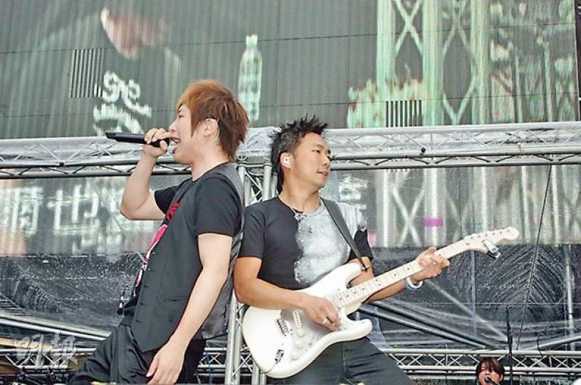 五月天冒雨賣力獻唱,情緒高漲。(攝影:娛樂組) 五月天冒雨賣力獻唱,情緒高漲。(攝影:娛樂組)