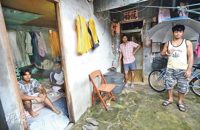 位於粉嶺軍地村內6間各平均面積約100呎的小寮屋，共住了8名孟加拉難民。現場環境惡劣，沒有廁所，雨天時雨水經鐵皮屋頂滲入，衛生條件極差。（盧翊銘攝）曾瞓渡船街天橋底的印度難民Mike（化名）因綠化橋底計劃被逼遷。（劉焌陶攝）