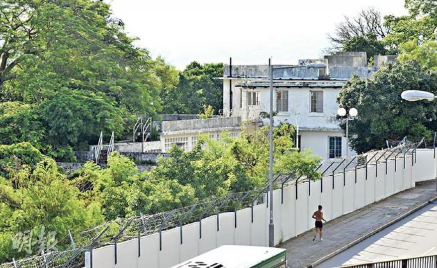 俗稱「白屋」的摩星嶺前域多利道扣押中心屬三級歷史建築，世界著名的芝加哥大學布斯商學院獲批在該處作校舍營辦EMBA課程，明年收生及開學。（鄧宗弘攝）