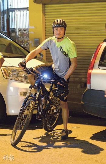 黃德斌熱愛單車運動,全副裝備踩夜車。(攝影:林祖傑 劉永銳 黃梓烜)黃德斌座駕車頂放了多部單車,其中一部屬於其女友。(攝影:林祖傑 劉永銳 黃梓烜)黃德斌(箭嘴)愛在夜晚寧靜時與朋友踩單車。(攝影:林祖傑 劉永銳 黃梓烜)「雷神」基斯漢斯禾夫拿着本書入舊樓開工。(攝影:林祖傑 劉永銳 黃梓烜)湯唯歸隊拍《Cyber》與基斯漢斯禾夫演對手戲。(攝影:林祖傑 劉永銳 黃梓烜) 黃德斌熱愛單車運動,全副裝備踩夜車。(攝影:林祖傑 劉永銳 黃梓烜)黃德斌座駕車頂放了多部單車,其中一部屬於其女友。(攝影:林祖傑 劉永銳 黃梓烜)黃德斌(箭嘴)愛在夜晚寧靜時與朋友踩單車。(攝影:林祖傑 劉永銳 黃梓烜)「雷神」基斯漢斯禾夫拿着本書入舊樓開工。(攝影:林祖傑 劉永銳 黃梓烜)湯唯歸隊拍《Cyber》與基斯漢斯禾夫演對手戲。(攝影:林祖傑 劉永銳 黃梓烜)