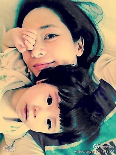 郭羨妮經常與愛女Kylie合照曬溫馨。(微博圖片) 郭羨妮經常與愛女Kylie合照曬溫馨。(微博圖片)