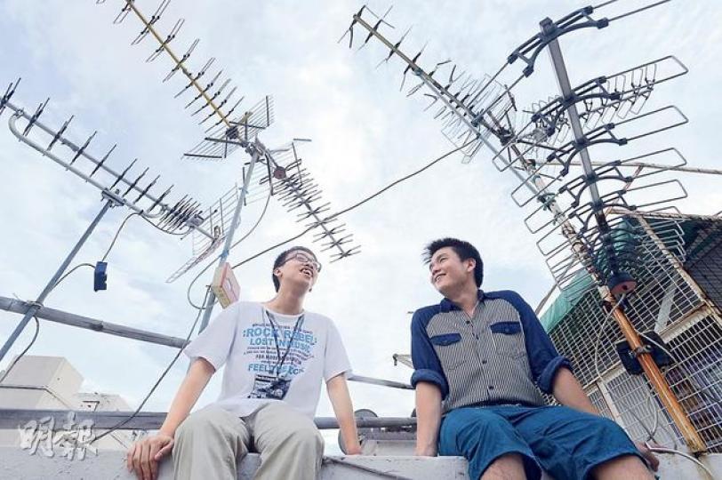 有着相同社工夢的基層考生凌永軒(左)、梁紫健(右),人窮志不窮,二人在放榜前夕同遊舊區,在深水埗唐樓天台之上,雖望不見維港的璀璨繁華,但在他們樂觀的眼神、知足的笑意之中,滿滿全是對前路的堅持與勇氣。(余俊亮攝) 有着相同社工夢的基層考生凌永軒(左)、梁紫健(右),人窮志不窮,二人在放榜前夕同遊舊區,在深水埗唐樓天台之上,雖望不見維港的璀璨繁華,但在他們樂觀的眼神、知足的笑意之中,滿滿全是對前路的堅持與勇氣。(余俊亮攝)