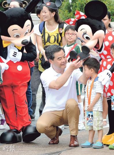 特首梁振英(中)昨到迪士尼出席「飛躍學童」獎勵計劃嘉許禮,重申政府對堆填區擴建問題將迎難而上,期望市民理解擴建的必要。 (尹錦恩攝) 特首梁振英(中)昨到迪士尼出席「飛躍學童」獎勵計劃嘉許禮,重申政府對堆填區擴建問題將迎難而上,期望市民理解擴建的必要。 (尹錦恩攝)