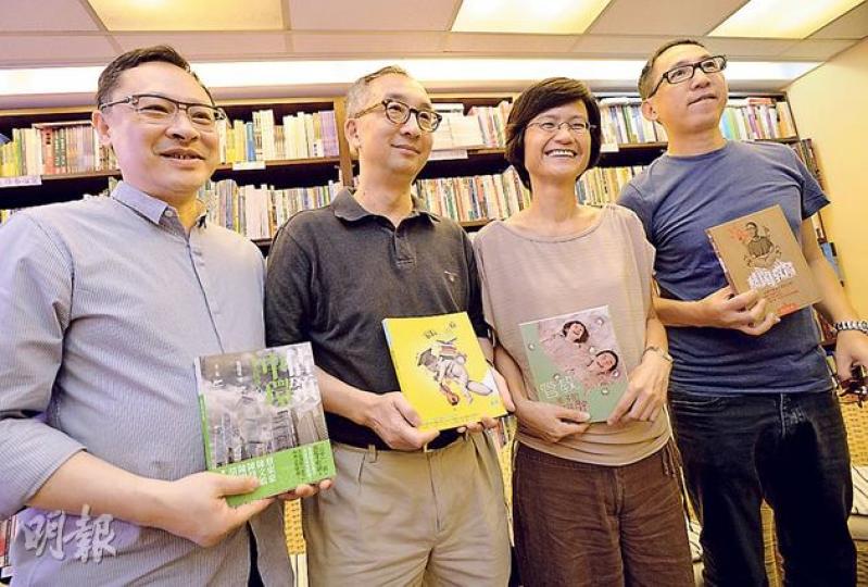 天窗出版昨宣傳書展新書,其中3本與教育有關,嘉賓們均談論到教育制度。《管教,一輩子的倒瀉籮蟹》作者陳惜姿(右二)稱,有學校看待學生學鋼琴就如呼吸,等同必須要有的技能。圖左起為佔中發起人戴耀廷、港大社會學系主任呂大樂、陳惜姿及導演張堅庭。(盧翊銘攝) 天窗出版昨宣傳書展新書,其中3本與教育有關,嘉賓們均談論到教育制度。《管教,一輩子的倒瀉籮蟹》作者陳惜姿(右二)稱,有學校看待學生學鋼琴就如呼吸,等同必須要有的技能。圖左起為佔中發起人戴耀廷、港大社會學系主任呂大樂、陳惜姿及導演張堅庭。(盧翊銘攝)