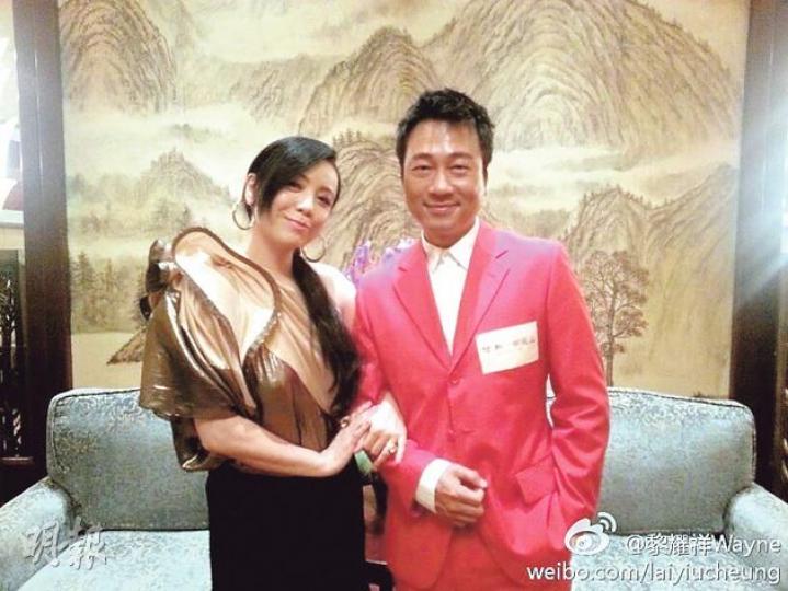 黎耀祥與鄧萃雯在成都出席活動後,他準備返港時卻遇上航班延誤。(微博圖片)(微博圖片) 黎耀祥與鄧萃雯在成都出席活動後,他準備返港時卻遇上航班延誤。(微博圖片)(微博圖片)