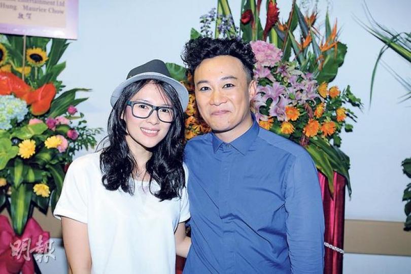 陳奕迅很開心在香港見到章子怡,兩人同是《中國最強音》導師。(攝影/記者:葉靜文)章子怡被陳奕迅當眾取笑打呵欠,她尷尬回敬飛吻。(攝影/記者:葉靜文)林建岳與女兒林恬兒前晚結伴看陳奕迅演唱會。(攝影/記者:葉靜文)郎朗為陳奕迅伴奏技驚四座。(攝影/記者:葉靜文)徐濠縈悉心打扮與何超儀結伴欣賞陳奕迅演出。(攝影/記者:葉靜文) 陳奕迅很開心在香港見到章子怡,兩人同是《中國最強音》導師。(攝影/記者:葉靜文)章子怡被陳奕迅當眾取笑打呵欠,她尷尬回敬飛吻。(攝影/記者:葉靜文)林建岳與女兒林恬兒前晚結伴看陳奕迅演唱會。(攝影/記者:葉靜文)郎朗為陳奕迅伴奏技驚四座。(攝影/記者:葉靜文)徐濠縈悉心打扮與何超儀結伴欣賞陳奕迅演出。(攝影/記者:葉靜文)