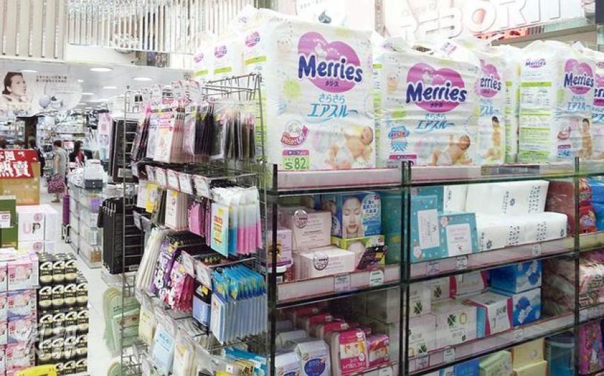 為迎合自由行,近年已有零售店「撈過界」,兼售受內地客歡迎的產品,圖為化妝品零售連鎖店卓悅於旺角分店兼賣尿片。(余俊亮攝) 為迎合自由行,近年已有零售店「撈過界」,兼售受內地客歡迎的產品,圖為化妝品零售連鎖店卓悅於旺角分店兼賣尿片。(余俊亮攝)