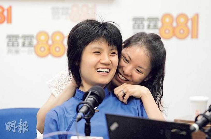 英華失明女狀元曾芷君（左），十分感激多年來對她愛護有加的班主任鄺老師（右）。（李澤彤攝）文憑試中奪得3優的曾芷君，在英華女學校度過6年學習生涯；圖中白色儀器為她上課時用來打筆記的點字機，放在她的座位上。（葉家豪攝）