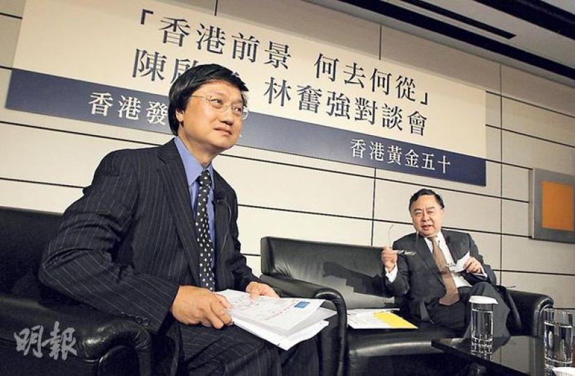 正休假的行會成員林奮強(左),昨與恒隆主席陳啟宗(右)出席對談會。(李澤彤攝) 正休假的行會成員林奮強(左),昨與恒隆主席陳啟宗(右)出席對談會。(李澤彤攝)