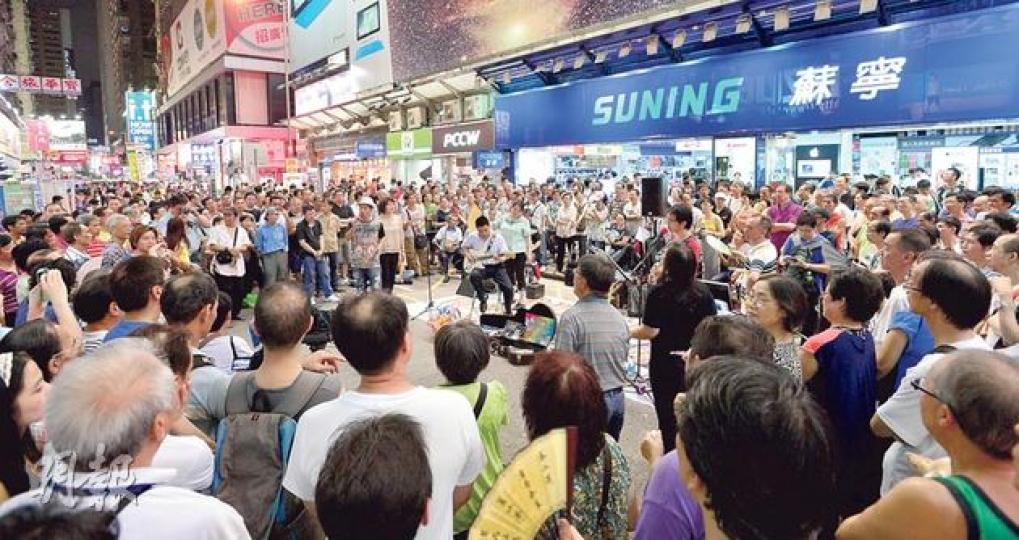 旺角行人專區成為街頭藝術集中地,更不時有人現場演奏獻唱,但有居民投訴揚聲器聲浪過大造成滋擾。警方指今年上半年,曾就該處的噪音問題發出9張傳票檢控、363宗勸喻及32宗警告。(鄧宗弘攝)旺角行人專區滿佈宣傳「易拉架」,有居民曾在該處統計,聲稱一度出現約700個。食環署則指出,在2011、2012及今年上半年,收到有關行人專區內宣傳物品及街頭推廣的投訴,分別有209宗、191宗及64宗。 (余俊亮攝) 旺角行人專區成為街頭藝術集中地,更不時有人現場演奏獻唱,但有居民投訴揚聲器聲浪過大造成滋擾。警方指今年上半年,曾就該處的噪音問題發出9張傳票檢控、363宗勸喻及32宗警告。(鄧宗弘攝)旺角行人專區滿佈宣傳「易拉架」,有居民曾在該處統計,聲稱一度出現約700個。食環署則指出,在2011、2012及今年上半年,收到有關行人專區內宣傳物品及街頭推廣的投訴,分別有209宗、191宗及64宗。 (余俊亮攝)