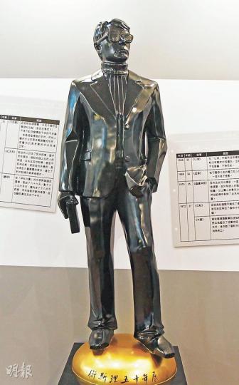 「衛斯理」樣貌揭盅!腳踏金球、左手插袋、右手執書的衛斯理像,會在書展「衛斯理50周年展」展出。雕像的樣貌早前惹猜測,到底似曾飾演衛斯理的許冠傑、劉德華還是周潤發?結果全黑雕像樣貌模糊,近看有幾分像古天樂,而他亦是即將開拍的衛斯理電影的人選。(李紹昌攝) 「衛斯理」樣貌揭盅!腳踏金球、左手插袋、右手執書的衛斯理像,會在書展「衛斯理50周年展」展出。雕像的樣貌早前惹猜測,到底似曾飾演衛斯理的許冠傑、劉德華還是周潤發?結果全黑雕像樣貌模糊,近看有幾分像古天樂,而他亦是即將開拍的衛斯理電影的人選。(李紹昌攝)