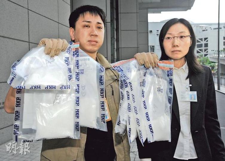 警方在「毒品快餐的士」及司機寓所檢獲共5公斤懷疑K仔毒品,總值約63萬元。警方毒品調查科行動組高級督察席嘉敏(右)呼籲青少年勿因一時貪念,成為毒販的犯罪工具。(蔡方山攝)涉「毒品快餐的士」案被捕的16歲少年已輟學兩年及有案底,被捕時身穿拖鞋和短褲。(蔡方山攝) 警方在「毒品快餐的士」及司機寓所檢獲共5公斤懷疑K仔毒品,總值約63萬元。警方毒品調查科行動組高級督察席嘉敏(右)呼籲青少年勿因一時貪念,成為毒販的犯罪工具。(蔡方山攝)涉「毒品快餐的士」案被捕的16歲少年已輟學兩年及有案底,被捕時身穿拖鞋和短褲。(蔡方山攝)