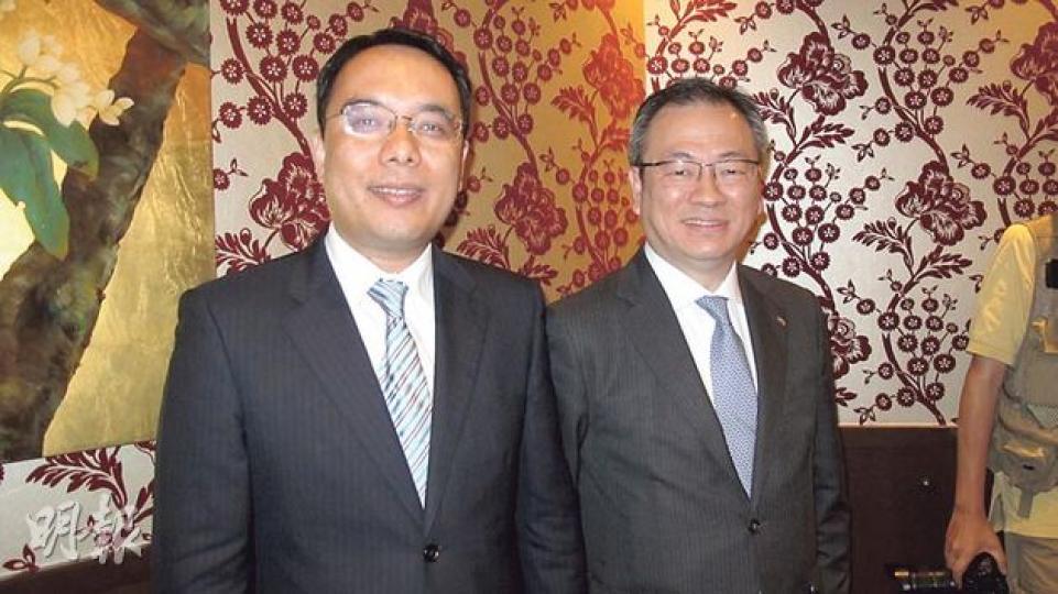 TCL多媒體首席財務官鄭方定(右)指出,通力上市後可專注發展音視ODM業務,進一步擴展客戶群。通力電子首席財務官任學農(左)稱,日後會按發展需要而融資。(葉浩霖攝) TCL多媒體首席財務官鄭方定(右)指出,通力上市後可專注發展音視ODM業務,進一步擴展客戶群。通力電子首席財務官任學農(左)稱,日後會按發展需要而融資。(葉浩霖攝)