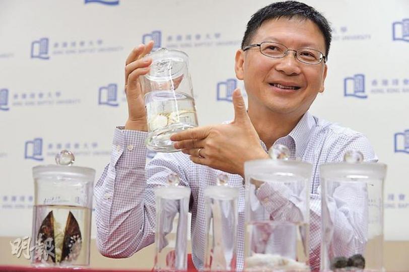 浸大生物系副教授邱建文上月乘搭「蛟龍號」,下潛到1320米嘅南海冷泉區海域。佢完成任務後帶咗約30個「戰利品」返港,包括深海貽貝(左一)同埋教授手中嘅鎧甲蝦等。(盧翊銘攝) 邱建文話,最驚喜就係首次喺南海冷泉區發現玻璃海綿,令佢哋對該海域嘅認識再進一步。(盧翊銘攝) 浸大生物系副教授邱建文上月乘搭「蛟龍號」,下潛到1320米嘅南海冷泉區海域。佢完成任務後帶咗約30個「戰利品」返港,包括深海貽貝(左一)同埋教授手中嘅鎧甲蝦等。(盧翊銘攝) 邱建文話,最驚喜就係首次喺南海冷泉區發現玻璃海綿,令佢哋對該海域嘅認識再進一步。(盧翊銘攝)
