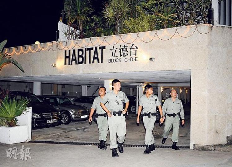 警員到被爆竊的西貢白沙灣立德台獨立屋調查。(蔡方山攝) 警員到被爆竊的西貢白沙灣立德台獨立屋調查。(蔡方山攝)