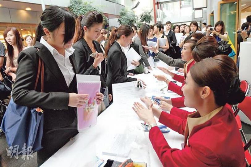 在電視劇《衝上雲霄2》效應下,國泰機艙服務員招聘日吸引過千名應徵者,首800名應徵者可於早上即場面試,即日下午會作次輪面試,雖然「天氣不似預期」,機場外時晴時雨,但無損應徵者的心情。 (葉家豪攝)今年於中大藝術系畢業的陸小姐有看《衝上雲霄》劇集,但她說並非為此而應徵。她本身對空姐工作有興趣,但昨日眼見那麼多人爭逐職位亦感意外,擔心自己能否獲聘。(葉家豪攝)昨日國泰招聘機艙服務員,剛滿18歲、考完文憑試的陳小姐打扮斯文到來應徵,她希望成功獲聘,服務乘客。(葉家豪攝)排頭位的丁小姐剛考完文憑試,她說 在電視劇《衝上雲霄2》效應下,國泰機艙服務員招聘日吸引過千名應徵者,首800名應徵者可於早上即場面試,即日下午會作次輪面試,雖然「天氣不似預期」,機場外時晴時雨,但無損應徵者的心情。 (葉家豪攝)今年於中大藝術系畢業的陸小姐有看《衝上雲霄》劇集,但她說並非為此而應徵。她本身對空姐工作有興趣,但昨日眼見那麼多人爭逐職位亦感意外,擔心自己能否獲聘。(葉家豪攝)昨日國泰招聘機艙服務員,剛滿18歲、考完文憑試的陳小姐打扮斯文到來應徵,她希望成功獲聘,服務乘客。(葉家豪攝)排頭位的丁小姐剛考完文憑試,她說