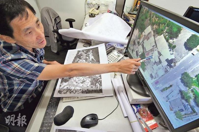理工大學房地產客席講師姚松炎仔細分析石澳高空照片及地段圖後，推算出石澳海灘後（偵查範圍）有7.8萬方呎官地被霸佔。計算期間，姚經常在電腦放大高空圖片，細心觀察。（明報記者攝）